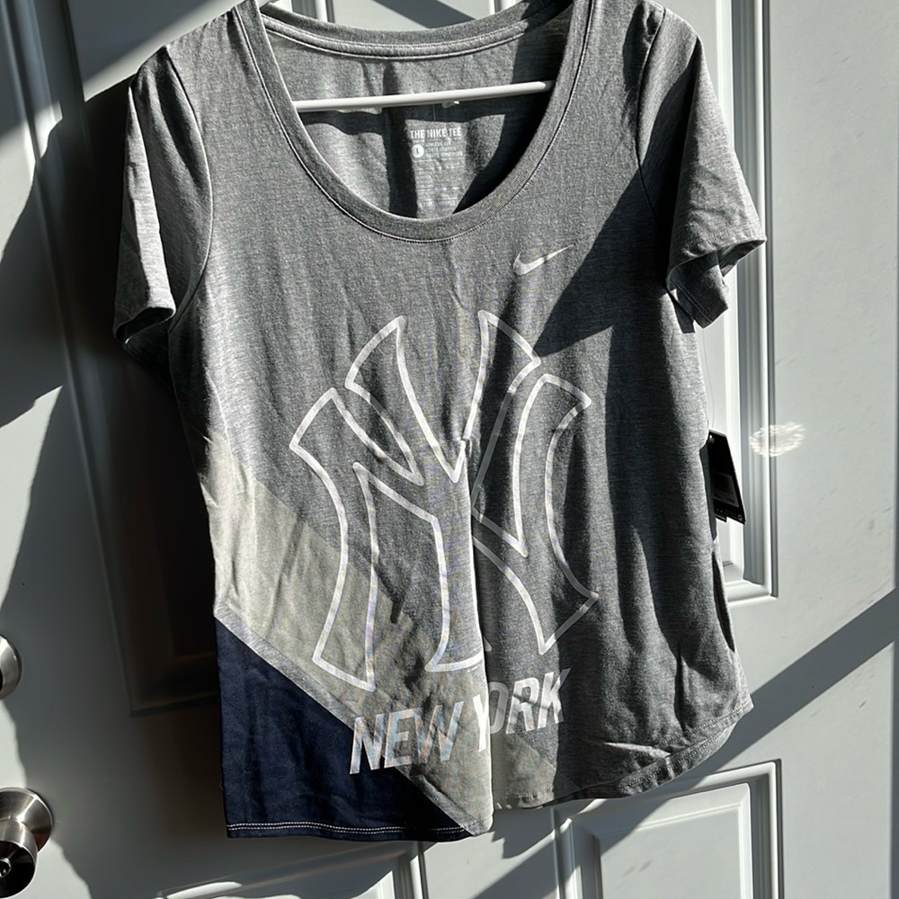 NWT Women’s Nike New York Yankees tee